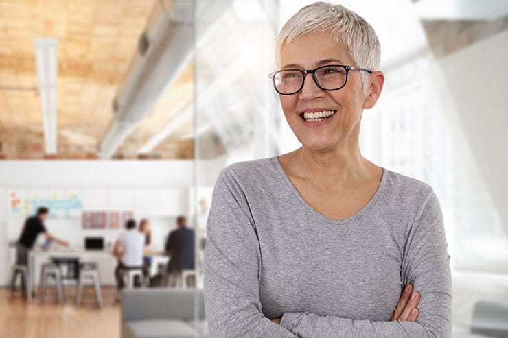 Emplois après la retraite : une femme d’affaires souriante dans un bureau