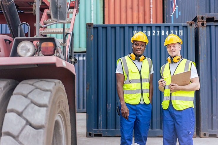 Adecco fournit des stratégies et des solutions de dotation en personnel aux responsables d'une entreprise de logistique confrontée à des problèmes de main-d'œuvre et à des pénuries de main-d'œuvre dans un parc à conteneurs maritimes.